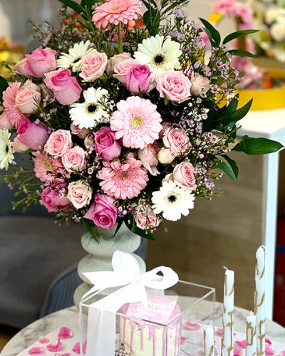 Special Aarrangement Cake With Flowers Vase