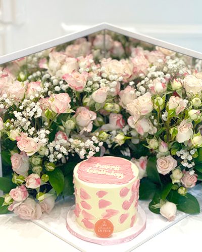 Arrangement Cake With Flowers In Stand